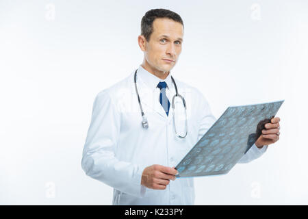 Geistiges medizinischer Arbeiter holding MRT-Bild der menschlichen Kopf Stockfoto