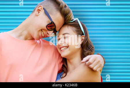 Happy teenage Paar mit Sonnenbrille umarmen Stockfoto