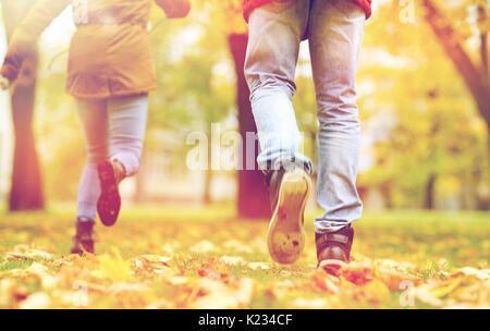 junges Paar im Herbst Park laufen Stockfoto