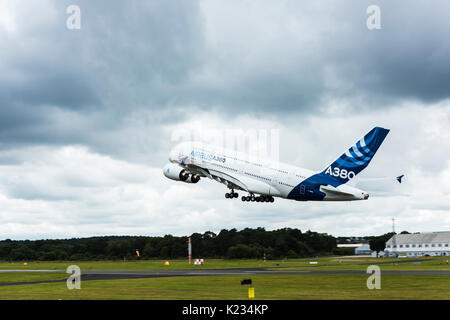 Der Airbus A380, das größte Passagierflugzeug der Welt, während sie fliegt Anzeige an der Farnborough International Air-Show. Stockfoto