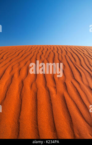 Detail der Wellen in einer roten Sanddüne an einem klaren Tag. Fotografiert im Northern Territory in Australien. Stockfoto