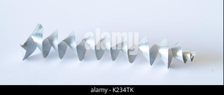 Eine schöne Metall Strang auf einem hellen Hintergrund. Metallhütten details. Stockfoto
