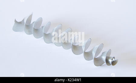 Eine schöne Metall Strang auf einem hellen Hintergrund. Metallhütten details. Stockfoto