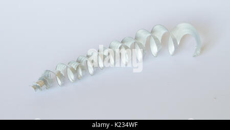 Eine schöne Metall Strang auf einem hellen Hintergrund. Metallhütten details. Stockfoto