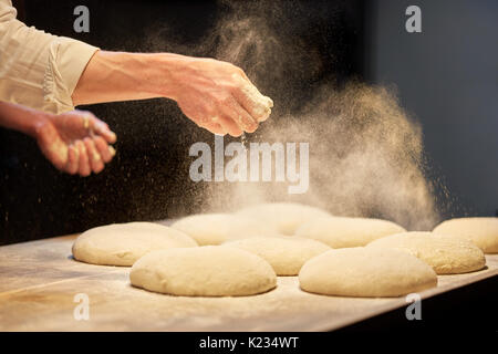 Koch oder Bäcker Kochen Teig bei Bäckerei Stockfoto