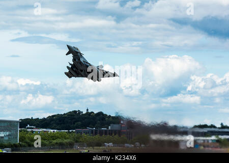 Der Eurofighter Typhoon an den 2016 Farnborough Airshow demonstrieren, es ist erstaunlich, zu nehmen. Stockfoto