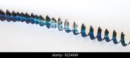 Eine schöne Metall Strang auf einem hellen Hintergrund. Metallhütten details. Stockfoto