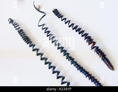 Eine schöne Metall Strang auf einem hellen Hintergrund. Metallhütten details. Stockfoto