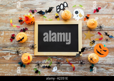 Leere Schiefertafel und halloween party Dekorationen Stockfoto