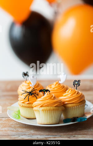 Halloween Party kleine Kuchen oder Muffins auf Tisch Stockfoto