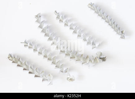 Eine schöne Metall Strang auf einem hellen Hintergrund. Metallhütten details. Stockfoto
