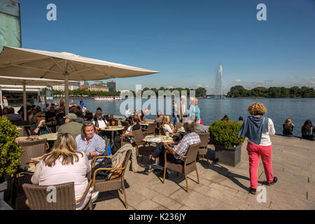 Einheimische und Touristen, die von der Binnenalster in Hamburg sitzen, Deutschland Stockfoto