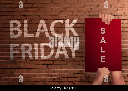 Schwarzer Freitag Text mit Hand verkauf Banner gegen Wand Hintergrund Stockfoto