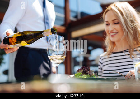 Selektiver Fokus Wein in ein Glas geschüttet wurde Stockfoto