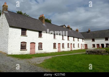 Motor Zeile eine Zeile der Arbeitnehmer terrasse Hütten um Stapel Square Blaenavon Eisenhütte Kreuzfahrten Wales cymru GROSSBRITANNIEN GB Stockfoto