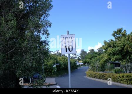 Straßenschild Höchstgeschwindigkeit 10 zeigt die Fahrgeschwindigkeit von 10 km/h in Australien. Stockfoto