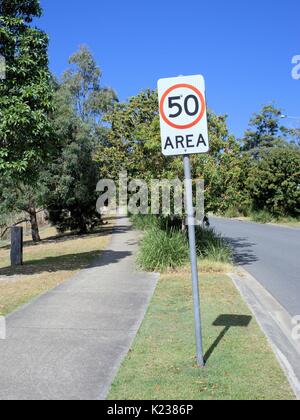 Straßenschild 50 Bereich, die Höchstgeschwindigkeit auf 50 km/h in Australien. Stockfoto