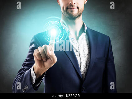 Geschäftsmann auf digitale blaues Licht. Stockfoto