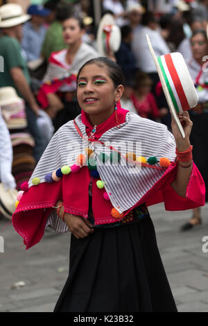 Juni 17, 2017 Pujili, Ecuador: junge kichwa Frau in traditioneller Kleidung, Street Dance bei der jährlichen Fronleichnam Festival in den Anden Stockfoto