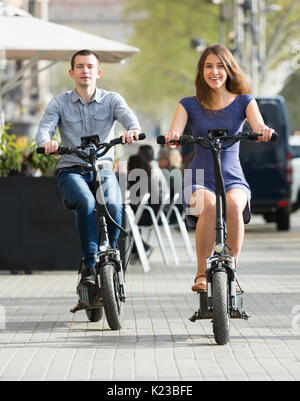 Glückliches junges Paar reiten auf e-bikes. Selektiver Fokus Stockfoto