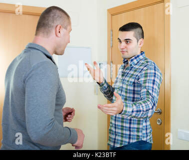 Familie Kampf zwischen zwei streitenden Brüder indoor Stockfoto