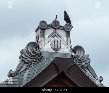 Krähe auf dem Dach von Toji Tempel in Kyoto, Japan Stockfoto