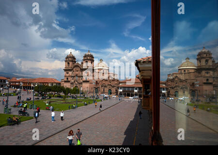 Iglesia de la Compañía und Reflexion, Plaza de Armas, Cusco, Peru, Südamerika Stockfoto