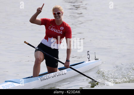 Racice, Tschechische Republik. 27 Aug, 2017. LAURENCE VINCENT-LAPOINTE von Kanada gewann die Frauen C final 1 200 m Rennen während der 2017 ICF Canoe Sprint Wm in Racice, Tschechien, am 27. August 2017. Credit: Katerina Sulova/CTK Photo/Alamy leben Nachrichten Stockfoto