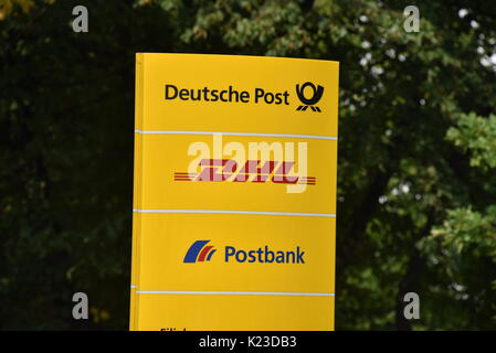 Bonn, Deutschland. 27 Aug, 2017. Die Logos von Deutsche Post, DHL und Postbank in Bonn, Deutschland, 27. August 2017 fotografiert. - Keine LEITUNG SERVICE - Foto: Horst Galuschka/dpa/Alamy leben Nachrichten Stockfoto