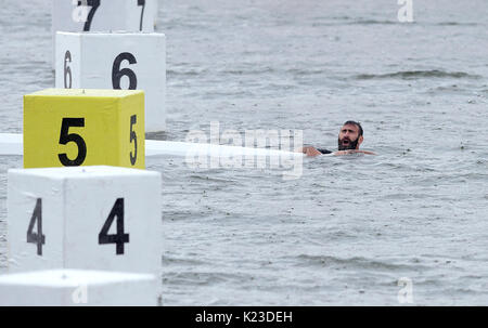 Racice, Tschechische Republik. 26 Aug, 2017. ZAZA NADIRADZE (Georgien, Platz 2) Nachdem die Männer C final 1 200 m Rennen während der 2017 ICF Canoe Sprint Wm in Racice, Tschechien, am 26. August 2017. Credit: Katerina Sulova/CTK Photo/Alamy leben Nachrichten Stockfoto