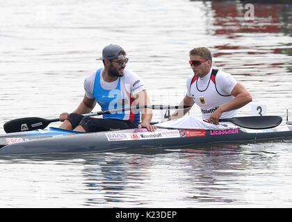 Racice, Tschechische Republik. 26 Aug, 2017. JOSEF DOSTAL (links, Tschechischen, dritter Platz) und TOM LIEBSCHER (Deutschland, erster Platz) werden nach der Männer K final 1 1000 m Rennen während der 2017 ICF Canoe Sprint Wm in Racice, Tschechien, am 26. August 2017 gesehen. Credit: Katerina Sulova/CTK Photo/Alamy leben Nachrichten Stockfoto