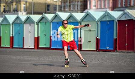 Brighton, UK. 28 Aug, 2017. Eine Walze blader genießt die schönen sonnigen Wetter auf Brighton und Hove Meer heute als Temperaturen erwartet, zu erreichen, so hoch wie 30 Grad in einigen Teilen der South East ist ein Datensatz für den späten August Bank Holiday: Simon Dack/Alamy leben Nachrichten Stockfoto