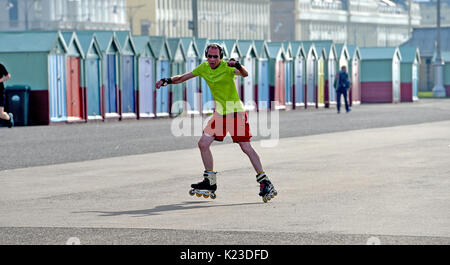 Brighton, UK. 28 Aug, 2017. Eine Walze blader genießt die schönen sonnigen Wetter auf Brighton und Hove Meer heute als Temperaturen erwartet, zu erreichen, so hoch wie 30 Grad in einigen Teilen der South East ist ein Datensatz für den späten August Bank Holiday: Simon Dack/Alamy leben Nachrichten Stockfoto