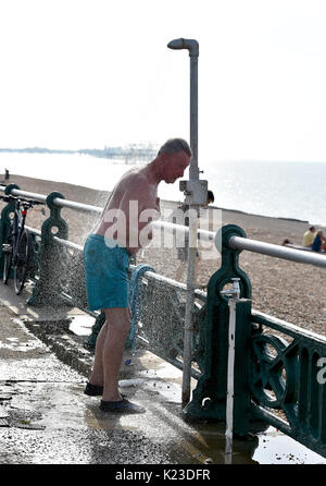 Brighton, UK. 28 Aug, 2017. Dieses chap nimmt eine kühlende Dusche, als er die schöne warme sonnige Wetter auf Brighton und Hove direkt am Meer erfreut sich heute als Temperaturen erwartet werden zu erreichen, so hoch wie 30 Grad in einigen Teilen der South East ist ein Datensatz für den späten August Bank Holiday: Simon Dack/Alamy leben Nachrichten Stockfoto