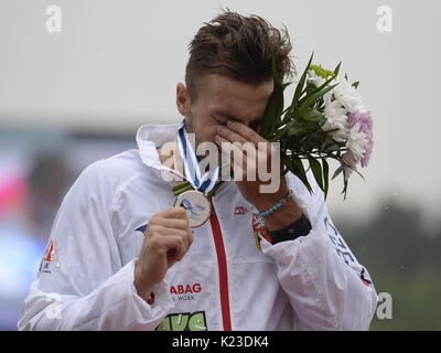 Racice, Tschechische Republik. 26 Aug, 2017. MARTIN FUKSA (Tschechisch, den zweiten Platz in der Herren C final 1 1000 m Rennen) stellt mit Medaille während der 2017 ICF Canoe Sprint Wm in Racice, Tschechien, am 26. August 2017. Credit: Katerina Sulova/CTK Photo/Alamy leben Nachrichten Stockfoto