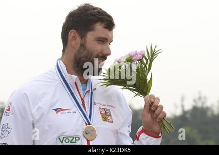 Racice, Tschechische Republik. 26 Aug, 2017. JOSEF DOSTAL (Tschechische, dritter Platz in der Männer K final 1 1000 m Rennen) stellt mit Medaille während der 2017 ICF Canoe Sprint Wm in Racice, Tschechien, am 26. August 2017. Credit: Katerina Sulova/CTK Photo/Alamy leben Nachrichten Stockfoto