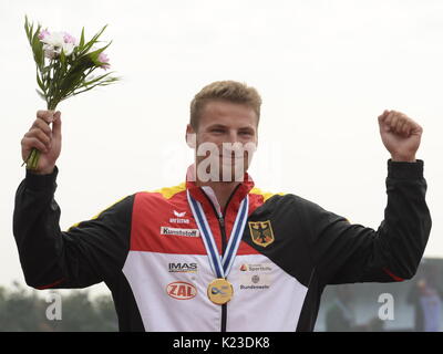 Racice, Tschechische Republik. 26 Aug, 2017. TOM LIEBSCHER (Deutschland, den ersten Platz in der Männer K final 1 1000 m Rennen) stellt mit Medaille während der 2017 ICF Canoe Sprint Wm in Racice, Tschechien, am 26. August 2017. Credit: Katerina Sulova/CTK Photo/Alamy leben Nachrichten Stockfoto