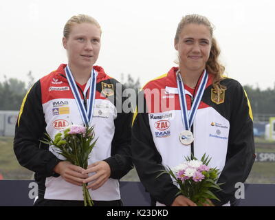 Racice, Tschechische Republik. 26 Aug, 2017. MELANIE GEBHARDT und TABEA MEDERT (Deutschland, den zweiten Platz der Frauen K2 1000m Finale) pose mit Medaillen während der 2017 ICF Canoe Sprint Wm in Racice, Tschechien, am 26. August 2017. Credit: Katerina Sulova/CTK Photo/Alamy leben Nachrichten Stockfoto