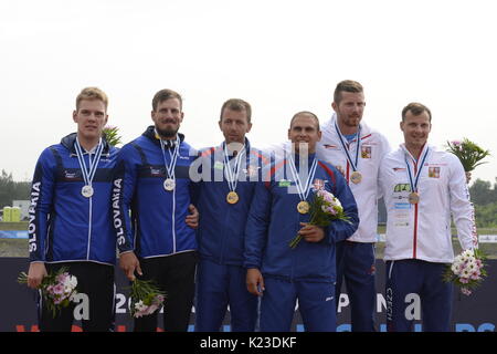 Racice, Tschechische Republik. 26 Aug, 2017. Gewinner der Männer K2 1000m, L-R ADAM BOTEK und PETER GELLE (Slowakei, Kassenaerztlichen), MILENKO CLAUDIA und MARKO TOMICEVIC (Serbien, erster Platz) und JAKUB ŠPICAR und DANIEL HAVEL (Platz 3), Pose mit Medaillen während der 2017 ICF Canoe Sprint Wm in Racice, Tschechien, am 26. August 2017. Credit: Katerina Sulova/CTK Photo/Alamy leben Nachrichten Stockfoto