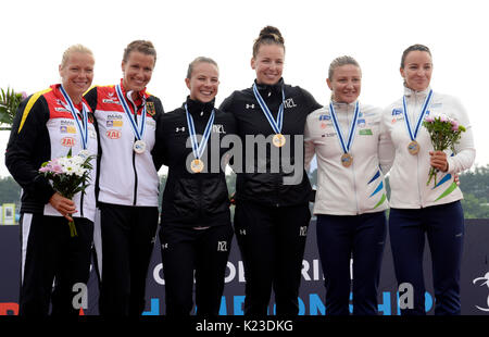 Racice, Tschechische Republik. 26 Aug, 2017. Gewinner der Frauen K 2 500 m, L-R FRANZISKA WEBER UND TINA DIETZE (Deutschland, Platz 2), CAITLIN RYAN und LISA CARRINGTON (Neuseeland, erster Platz) und SPELA PONOMARENKO JANIC UND ANJA OSTERMAN (Slowenien, Platz 3), Pose mit Medaillen während der 2017 ICF Canoe Sprint Wm in Racice, Tschechien, am 26. August 2017. Credit: Katerina Sulova/CTK Photo/Alamy leben Nachrichten Stockfoto