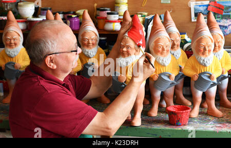 Graefenroda, Deutschland. 25 Aug, 2017. CEO Reinhard Griebel Farben Zwerge im Garden gnome-Manufaktur in Graefenroda, Deutschland, 25. August 2017. Mehr als 500 verschiedene Zahlen zwischen 4 und 60 Zentimeter werden hier hergestellt. Seit 1874, der griebel Familie produziert seit Der gebrannte Ton Figuren und ist heute das einzige Unternehmen in Deutschland. Die meisten Kunden außerhalb von Deutschland sind aus Frankreich, Österreich, Italien, den Niederlanden und der Schweiz. Foto: Jens Kalaene/dpa-Zentralbild/dpa/Alamy leben Nachrichten Stockfoto