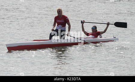 Racice, Tschechische Republik. 26 Aug, 2017. LAURENCE VINCENT-LAPOINTE und KATIE VINCENT (Kanada, den ersten Platz der Wmen C2 500 m Finale) sind während der 2017 ICF Canoe Sprint Wm in Racice, Tschechien, am 26. August 2017 gesehen. Credit: Katerina Sulova/CTK Photo/Alamy leben Nachrichten Stockfoto