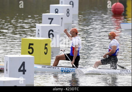 Racice, Tschechische Republik. 26 Aug, 2017. VIKTOR MELANTYEV und IVAN SHTYL (Russland, den ersten Platz der Männer C 2 500 abschließende Rennen) sind während der 2017 ICF Canoe Sprint Wm in Racice, Tschechien, am 26. August 2017 gesehen. Credit: Katerina Sulova/CTK Photo/Alamy leben Nachrichten Stockfoto