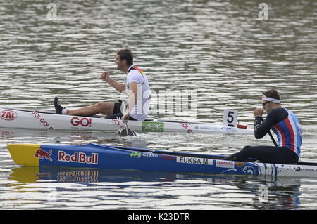 SEBASTIAN BRENDEL (links, Deutschland, den ersten Platz der Männer C final 1 1000 m Rennen) und Martin FUKSA (Tschechische, zweiter Platz) während der 2017 ICF Canoe Sprint Wm in Racice, Tschechien, am 26. August 2017 gesehen. (CTK Photo/Katerina Sulova) Stockfoto