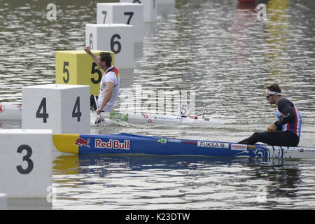 SEBASTIAN BRENDEL (links, Deutschland, den ersten Platz der Männer C final 1 1000 m Rennen) und Martin FUKSA (Tschechische, zweiter Platz) während der 2017 ICF Canoe Sprint Wm in Racice, Tschechien, am 26. August 2017 gesehen. (CTK Photo/Katerina Sulova) Stockfoto