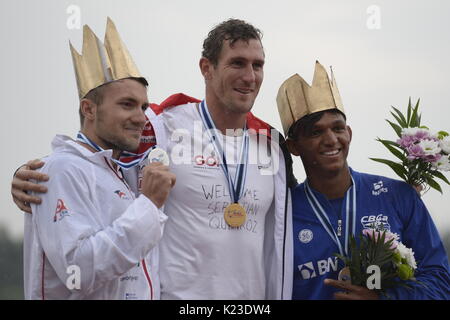 Gewinner der Männer C1 1000m Finale SEBASTIAN BRENDEL (Center, Deutschland, erster Platz), MARTIN FUKSA (links, Tschechisch, Platz 2) und ISAQUIAS QUEIROZ DOS SANTOS (Brasilien, Platz 3), Pose mit Medaillen während der 2017 ICF Canoe Sprint Wm in Racice, Tschechien, am 26. August 2017. (CTK Photo/Katerina Sulova) Stockfoto