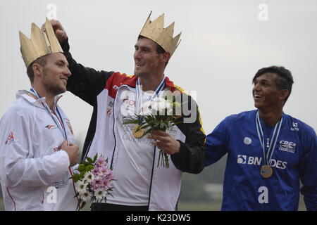 Gewinner der Männer C1 1000m Finale SEBASTIAN BRENDEL (Center, Deutschland, erster Platz), MARTIN FUKSA (links, Tschechisch, Platz 2) und ISAQUIAS QUEIROZ DOS SANTOS (Brasilien, Platz 3), Pose mit Medaillen während der 2017 ICF Canoe Sprint Wm in Racice, Tschechien, am 26. August 2017. (CTK Photo/Katerina Sulova) Stockfoto