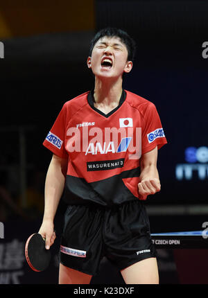 Olomouc, Tschechische Republik. 27 Aug, 2017. Tomokazu Harimoto von Japan konkurriert gegen Timo Boll aus Deutschland während ihres letzten Spiel der männlichen Singles am Tisch Tennis World Tour Czech Open in Olomouc, Tschechische Republik, 27. August 2017. Credit: Ludek Perina/CTK Photo/Alamy leben Nachrichten Stockfoto