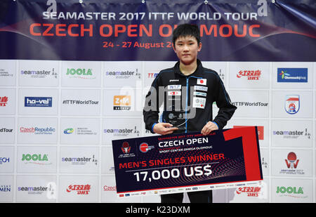 Olomouc, Tschechische Republik. 27 Aug, 2017. Tomokazu Harimoto von Japan wirft mit Trophäe, nachdem er seine Finale der Männer singles am Tisch Tennis World Tour Czech Open in Olomouc, Tschechische Republik, 27. August 2017. Credit: Ludek Perina/CTK Photo/Alamy leben Nachrichten Stockfoto