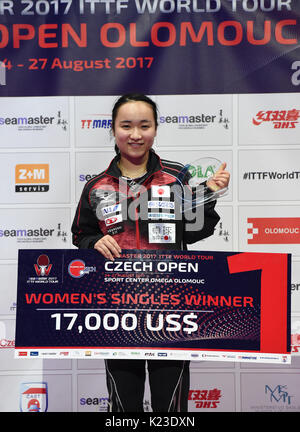 Olomouc, Tschechische Republik. 27 Aug, 2017. Mima Ito von Japan wirft mit Trophäe, nachdem er ihr Finale der Damen am Tisch Tennis World Tour Czech Open in Olomouc, Tschechische Republik, 27. August 2017. Credit: Ludek Perina/CTK Photo/Alamy leben Nachrichten Stockfoto